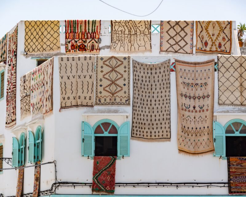 A Taznakht wall rug in a Bedroom